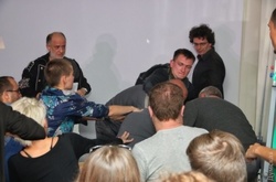 Блогера, який поранив охоронця на лекції Павленського, оголошено в розшук