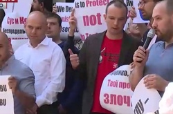 Біля Генпрокуратури активісти пікетують на підтримку Антикорупційного бюро 