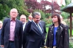 Німецький віце-канцлер показав середнього пальця протестувальникам