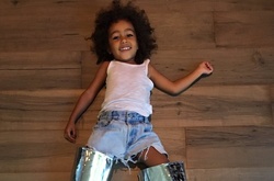 Дочь Ким Кардашьян примерила ее ботфорты