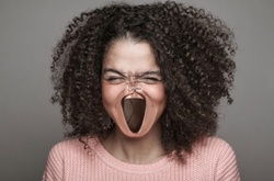 Дубайский фотограф скрестил портреты людей и снимки обуви