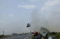 У Запорізькій області військовий вертоліт сів на автомобільну трасу 