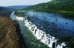 Такого вы больше нигде не увидите: уникальные боковые водопады на реке Игуасу в Аргентине 