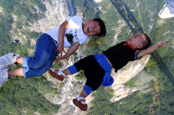 Неймовірні фото найдовшого в світі мосту зі скла, який відкрили в Китаї