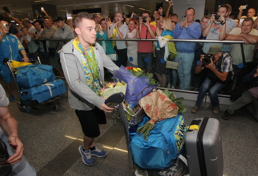  Україна зустріла свого першого олімпійського чемпіона Олега Верняєва. Репортаж з «Борисполя»
