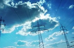 У Києві хлопця вдарило струмом, коли він знімав з проводів закинутий кросівок