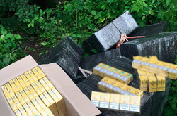 На західному кордоні виявлено схованки, в яких було понад 7,5 тисяч пачок контрабандних сигарет