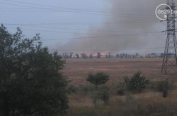 Цілий день в Маріуполі горить поле за блокпостом: пожежники відмовляються їхати на виклик