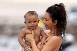 Ким Кардашьян похвасталась фигурой после родов во время отдыха в Мексике