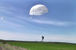 На Житомирщині військові випробували нові польські парашутні системи