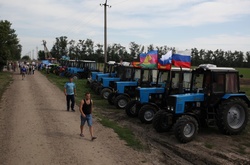 Російська поліція заблокувала кубанських фермерів, які їхали до Путіна на тракторах