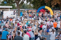 В Одесі бажаючі написали диктант українською мовою біля пам'ятника Дюку