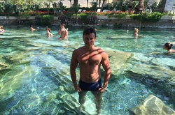 Влад Сытник провел день рождения на побережье Анталии