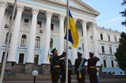Сьогодні в усіх військових частинах України урочисто підняли Державний прапор