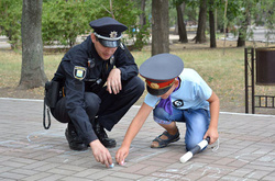 Фоторепортаж: як у Маріуполі поліція навчала дітлахів правил дорожнього руху