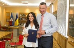 Кличко вручив Джамалі ордер на квартиру в столиці