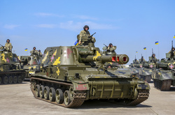 Як виглядають техніка та озброєння, передані Порошенком військовим