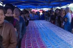 «Русский мир»: в Якутську натовп розмів торт, призначений для дітей-сиріт