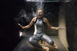 Фотограф снял выражения лиц людей, ныряющих в ледяную воду