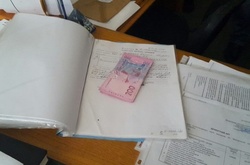 Чиновника міськради Чернівців схопили під час отримання хабара