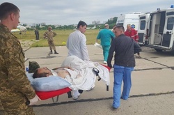Шестеро поранених українських військових вилетіли до Німеччини на лікування