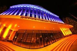 У Дніпрі з'явився гігантський світлодіодний прапор