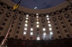 У Києві вікна Кабміну підсвітили у вигляді Тризубу