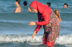 У Каннах оштрафували жінку за хіджаб на пляжі