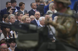 Яценюк побував на параді до Дня Незалежності