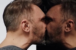 Скандальный Шнуров окунулся в «Чёрный квадрат» для рекламы Третьяковской галереи