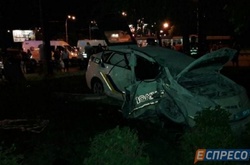 Вночі в столиці в поліцейське авто влетів позашляховик