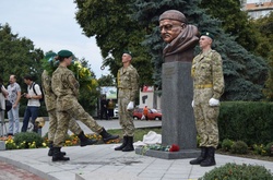 У Черкасах відкрили пам'ятник загиблому в АТО прикордоннику Момоту