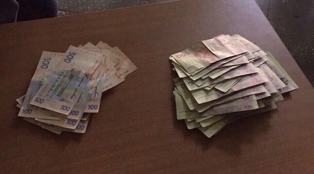 У столиці чиновника спіймали на хабарі у 50 тисяч грн