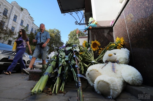 Кияни несуть квіти до посольства Італії, вшановуючи жертв землетрусу