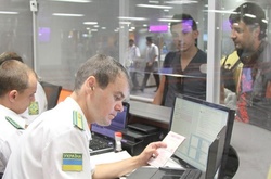 В аеропорту «Бориспіль» родина таджицького опозиціонера другу добу чекає на притулок в Україні