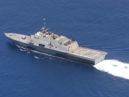 Американський військовий корабель обстріляв іранські судна