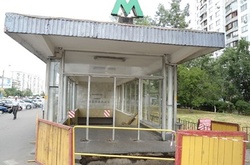 Через ДТП пошкоджено вхід на станцію метро «Оболонь»