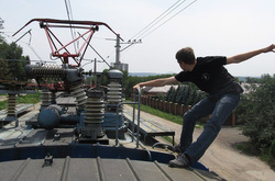 Школяр отримав жахливі опіки на даху вагона електрички