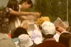 Епічна битва за торт: росіяни переплюнули годування з лопат