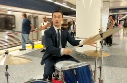 Актер Джозеф Гордон-Левитт сыграл на барабанах в метро