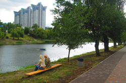 Біля фонтанів на Русанівці встановлюють лавочки