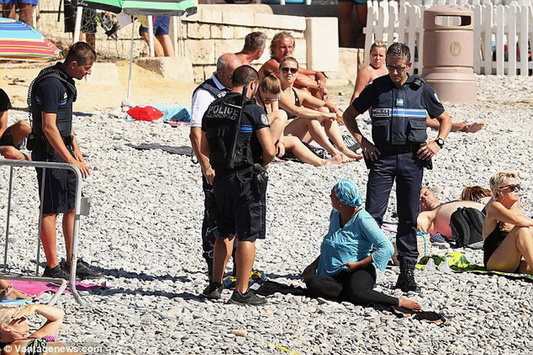 Державна рада Франції визнала незаконною заборону мусульманського купальника буркіні