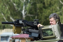  Петро Порошенко випробовує вітчизняний гранатомет 