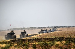  Турецькі танки прямують до Джараблуса, 25 серпня 2016 року 