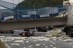  В Британії міст впав на дорогу 