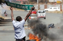 У Зімбабве поліція розігнала антиурядові протести сльозогінним газом і водометам