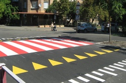 У Дарницькому районі влаштовано новий підвищений пішохідний перехід