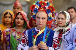 Показ мод у етностилі: феєрія вишуканих народних костюмів з усього світу