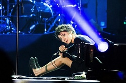 Гитарист из «Queen» трогательно поздравил Земфиру с юбилеем, а поклонники подарили «живой» портрет