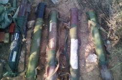 Прикордонники на Донбасі виявили схрон зі зброєю 